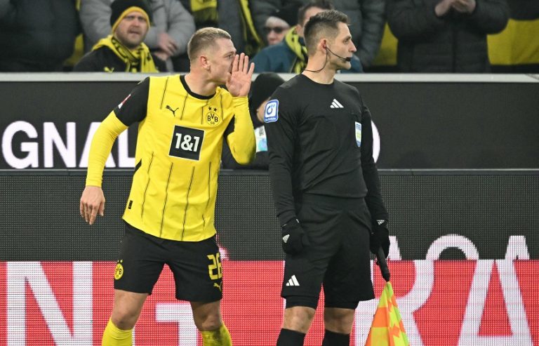 WM 2026: Rote Karte für Hand vor den Mund halten!